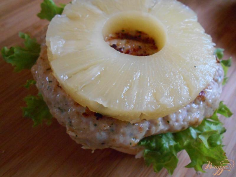 Фото приготовление рецепта: Чикенбургер с ананасом шаг №5
