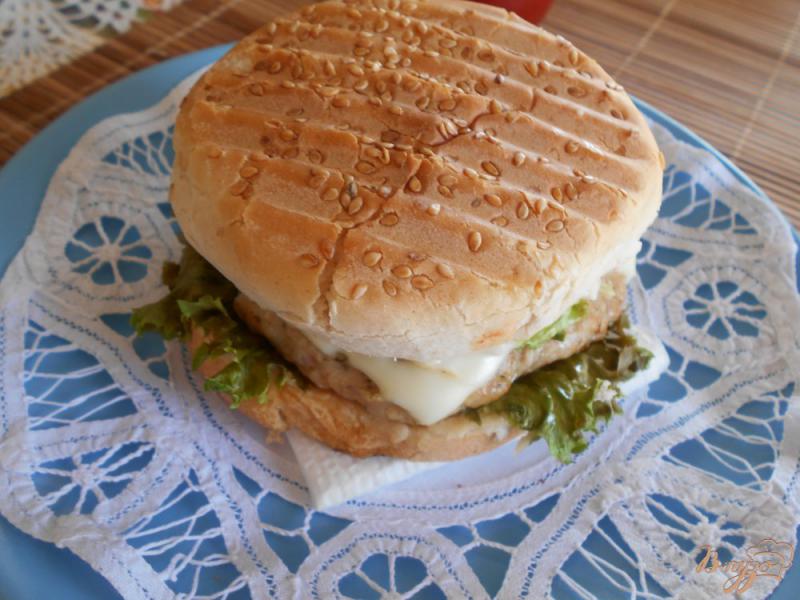 Фото приготовление рецепта: Чикенбургер с ананасом шаг №7