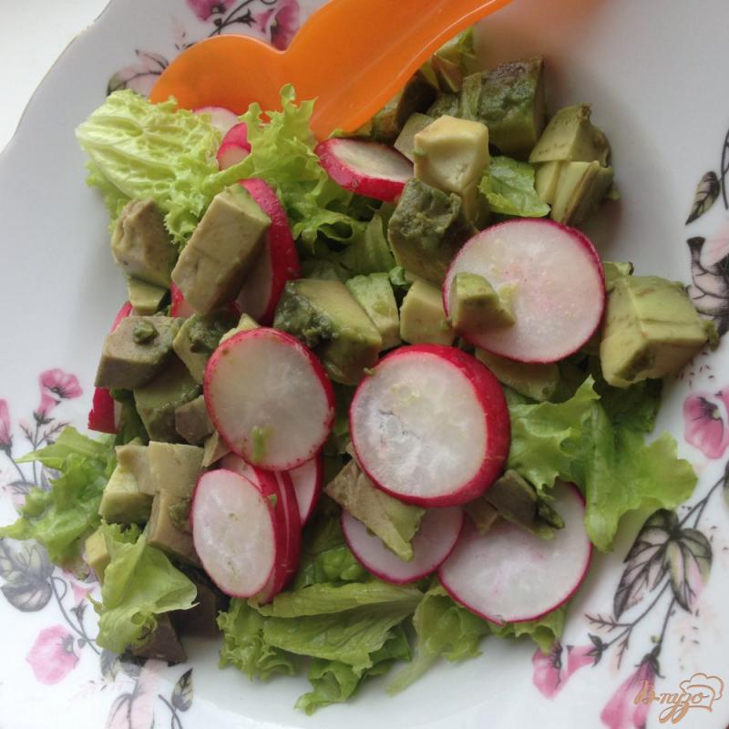 Фото приготовление рецепта: Салат с авокадо и редисом шаг №3
