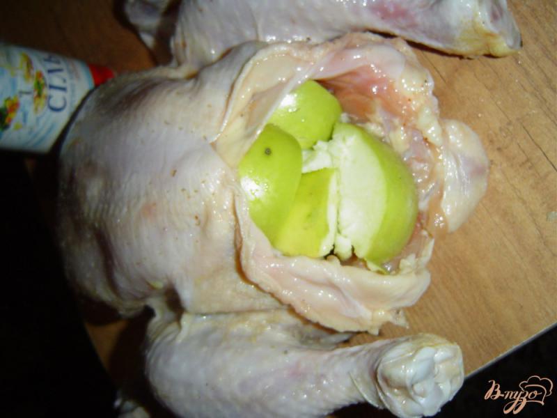Фото приготовление рецепта: Курица с яблоками шаг №3