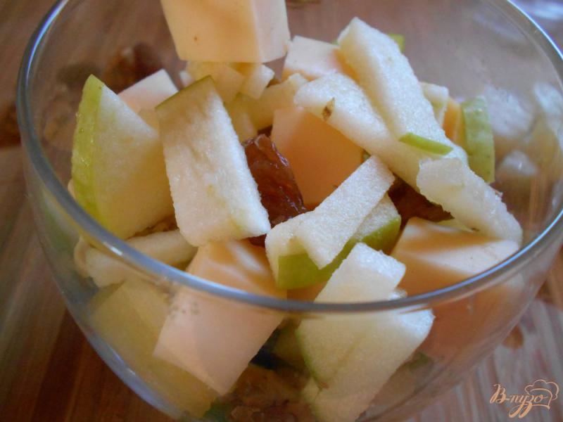 Фото приготовление рецепта: Салат с яблоком, сельдереем и сыром шаг №8
