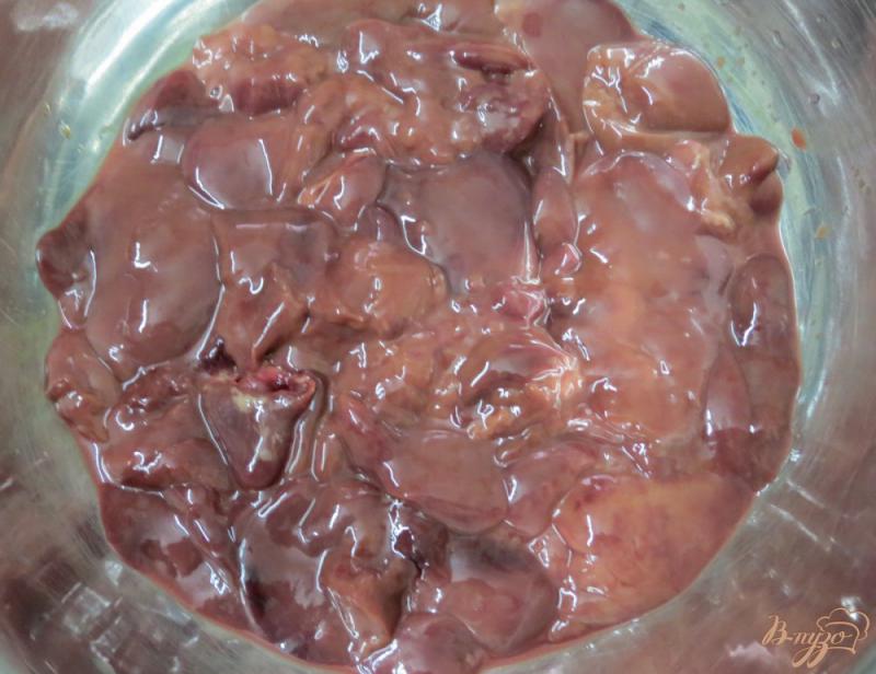 Фото приготовление рецепта: Печень в томатном соусе со сливками шаг №1