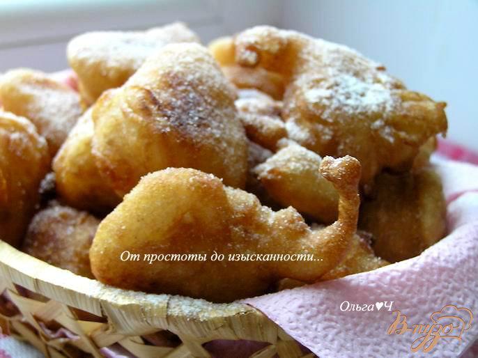 Фото приготовление рецепта: Яблочные пончики с корицей шаг №6