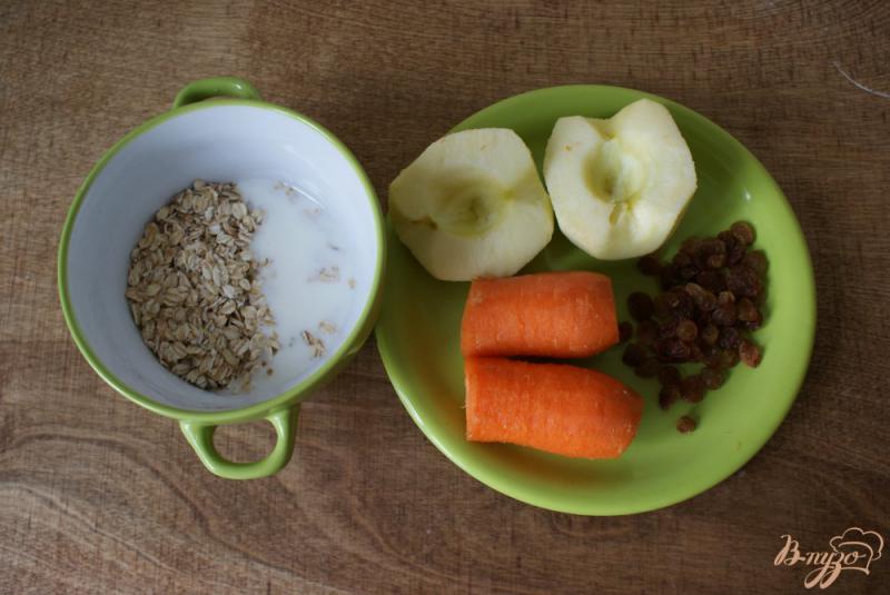 Фото приготовление рецепта: Морковно-яблочные оладьи с изюмом шаг №1