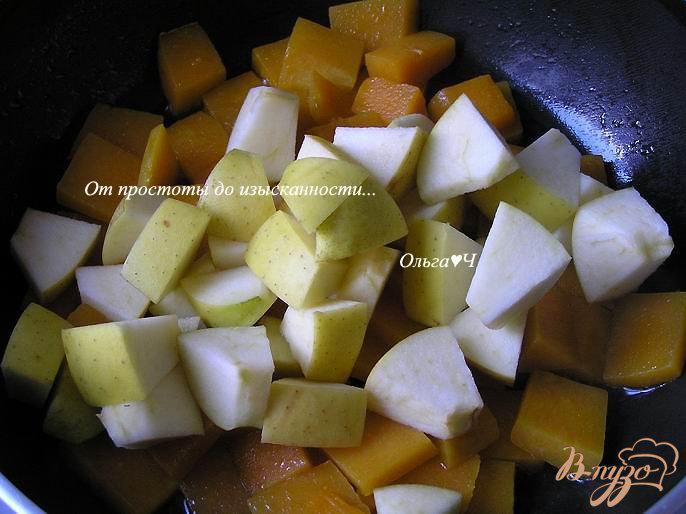 Фото приготовление рецепта: Теплый десерт из тыквы и яблок шаг №2