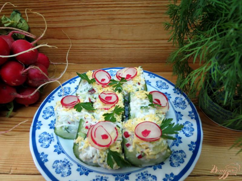 Фото приготовление рецепта: Салат в огурцах шаг №8