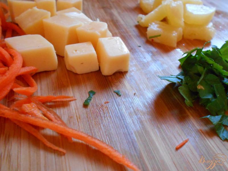 Фото приготовление рецепта: Салат из моркови, сыра и ананасов шаг №5