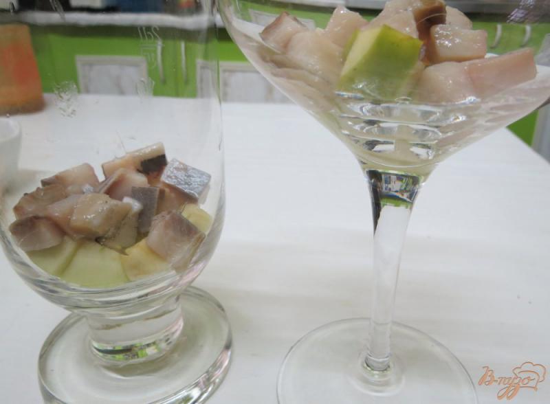 Фото приготовление рецепта: Салат с сельдью и яблоком шаг №8