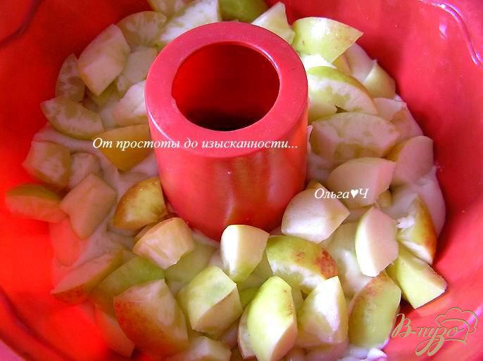 Фото приготовление рецепта: Шарлотка с яблоками шаг №5