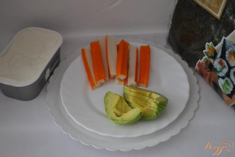 Фото приготовление рецепта: Роллы с крабовыми палочками и авокадо шаг №4