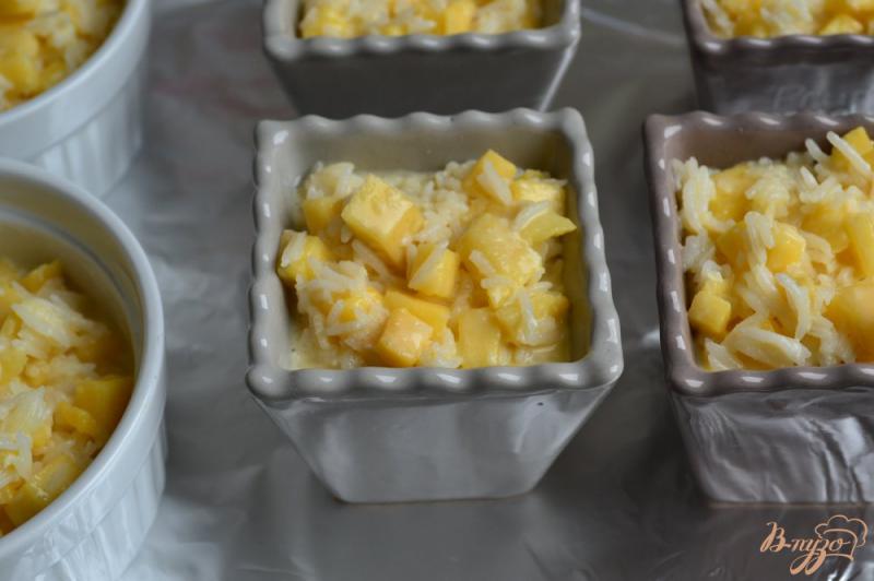 Фото приготовление рецепта: Рисовая запеканка с манго шаг №4