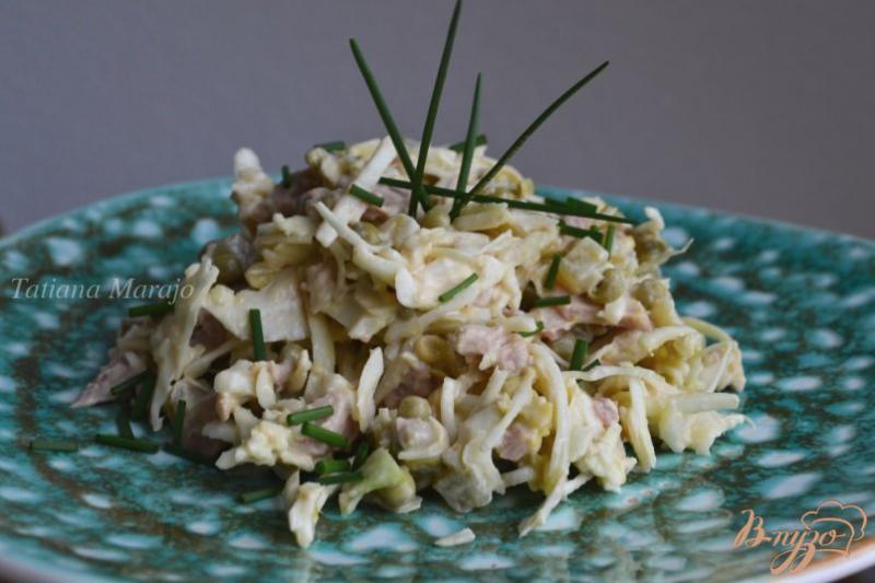 Фото приготовление рецепта: Капустный салат с тунцом и горошком шаг №4