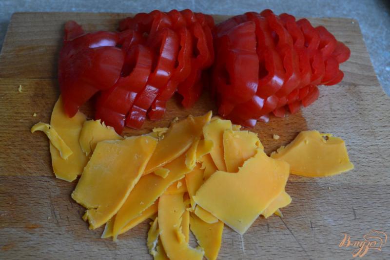 Фото приготовление рецепта: Салат с помидорами,  копченой курицей ,сыром и нутом +соус шаг №1