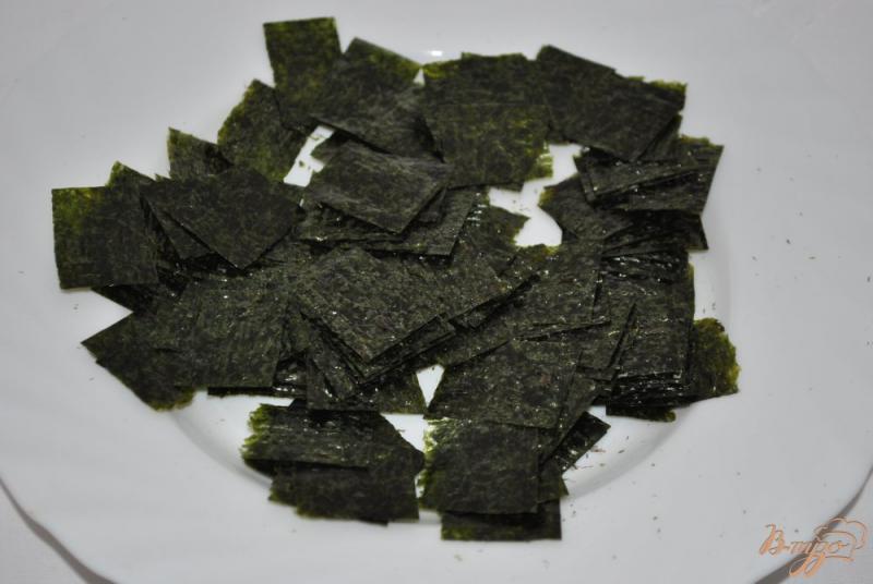 Фото приготовление рецепта: Салат с водорослями нори шаг №4