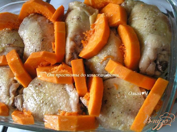 Фото приготовление рецепта: Куриные бедра, запеченные с тыквой шаг №3