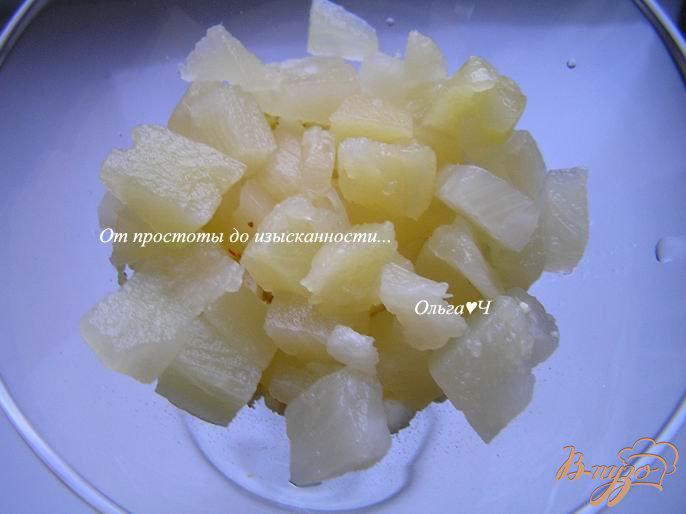 Фото приготовление рецепта: Салат с ананасом и яйцом шаг №2