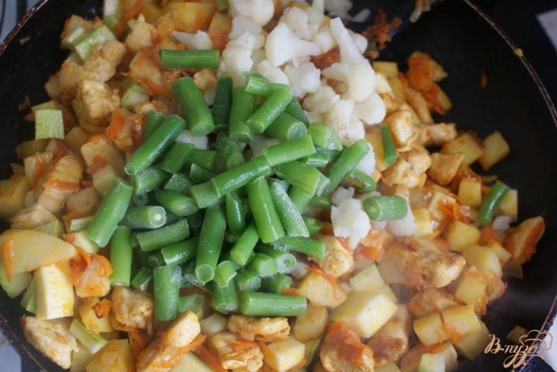 Фото приготовление рецепта: Курица с овощами в томатно-сметанном соусе шаг №13