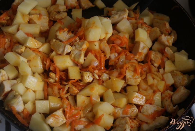 Фото приготовление рецепта: Курица с овощами в томатно-сметанном соусе шаг №11