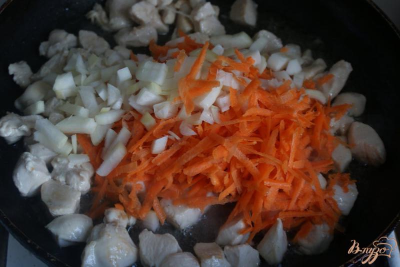 Фото приготовление рецепта: Курица с овощами в томатно-сметанном соусе шаг №9