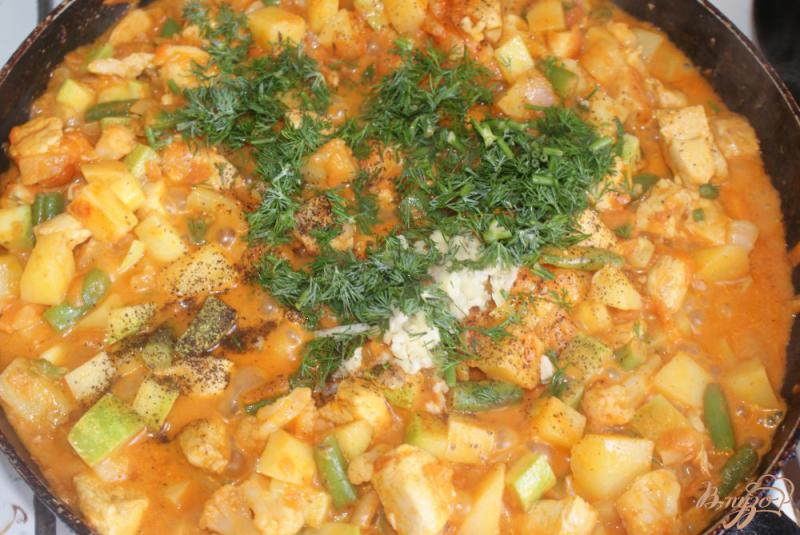 Фото приготовление рецепта: Курица с овощами в томатно-сметанном соусе шаг №15