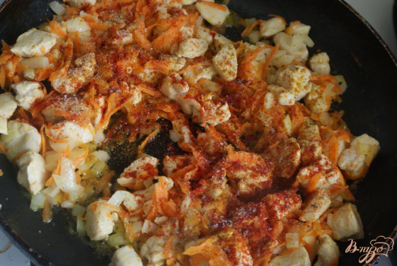 Фото приготовление рецепта: Курица с овощами в томатно-сметанном соусе шаг №10