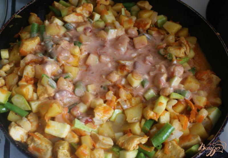 Фото приготовление рецепта: Курица с овощами в томатно-сметанном соусе шаг №14