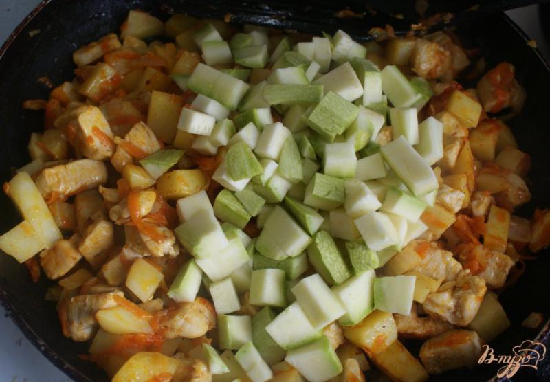 Фото приготовление рецепта: Курица с овощами в томатно-сметанном соусе шаг №12