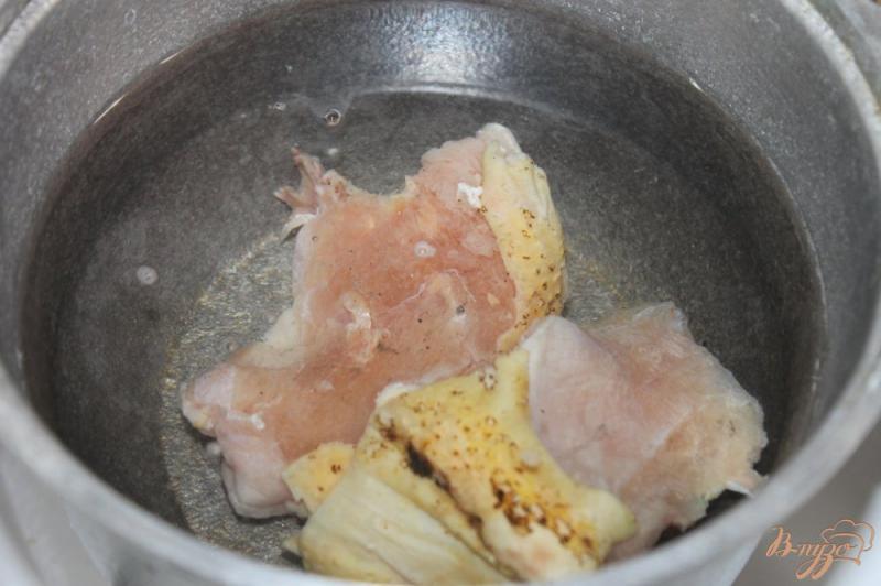 Фото приготовление рецепта: Сливочный суп с луком пореем и курицей шаг №1