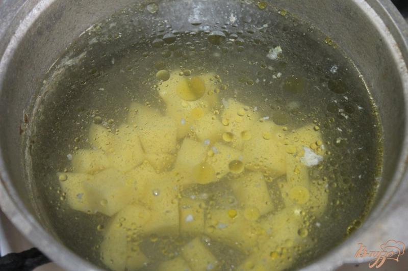 Фото приготовление рецепта: Сливочный суп с луком пореем и курицей шаг №3