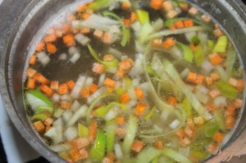 Фото приготовление рецепта: Сливочный суп с луком пореем и курицей шаг №7