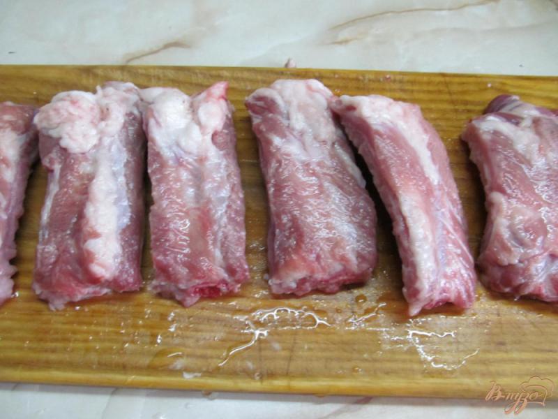 Фото приготовление рецепта: Свиные ребра под соусом в мультиварке шаг №2
