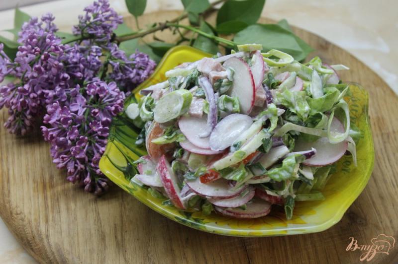 Фото приготовление рецепта: Салат с овощей  и ветчины с луком - пореем шаг №6