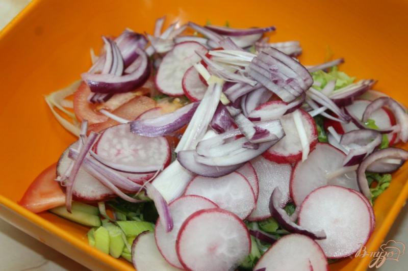 Фото приготовление рецепта: Салат с овощей  и ветчины с луком - пореем шаг №4