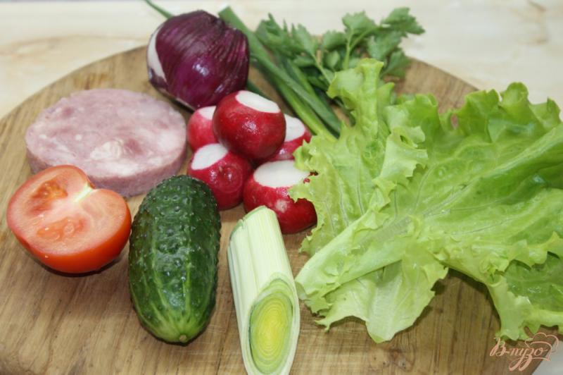 Фото приготовление рецепта: Салат с овощей  и ветчины с луком - пореем шаг №1