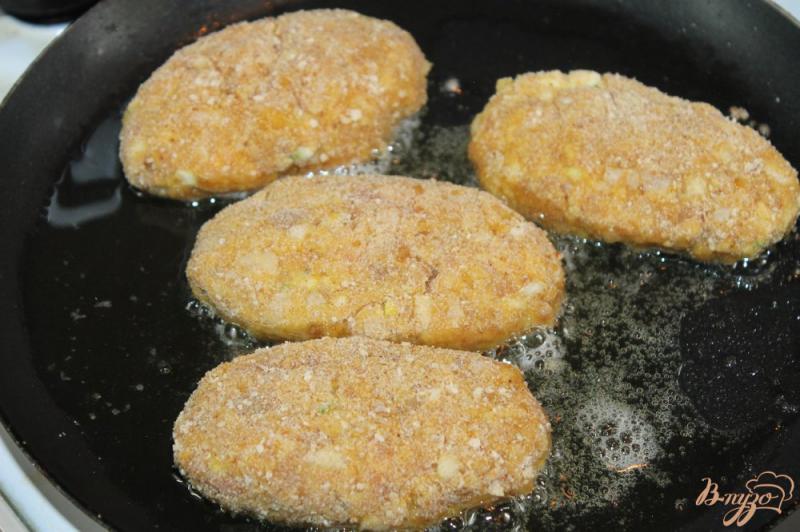 Фото приготовление рецепта: Куриные зразы фаршированные яйцом и шпинатом шаг №7