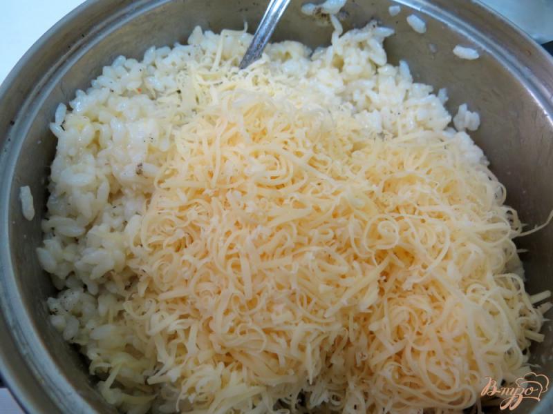 Фото приготовление рецепта: Рисовые котлеты с сыром шаг №4