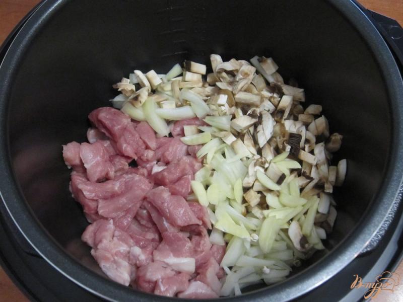 Фото приготовление рецепта: Свинина с грибами и сливками в мультиварке шаг №6