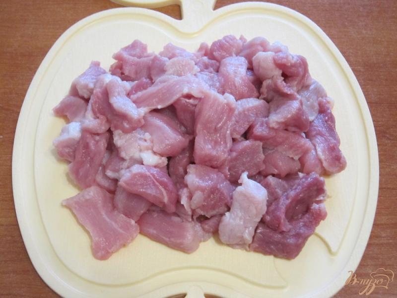 Фото приготовление рецепта: Свинина с грибами и сливками в мультиварке шаг №2