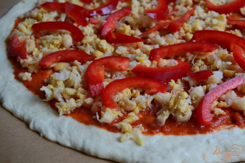 Фото приготовление рецепта: Пицца с нутом и сладким перцем шаг №3