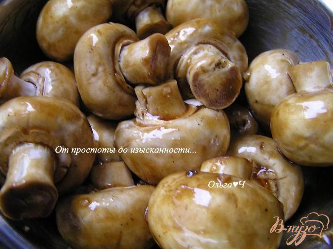 Фото приготовление рецепта: Запеченные шампиньоны в соевом маринаде шаг №2
