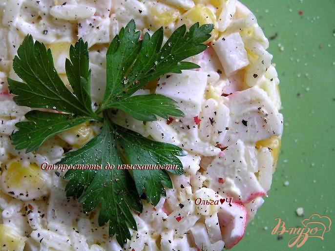Фото приготовление рецепта: Рисовый салат с крабовыми палочками и кукурузой шаг №5