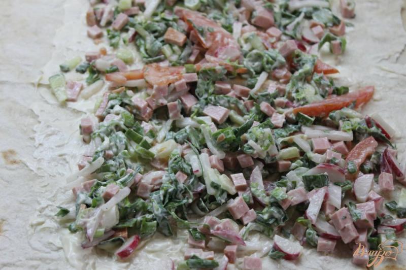 Фото приготовление рецепта: Лаваш с колбасой и овощами шаг №6