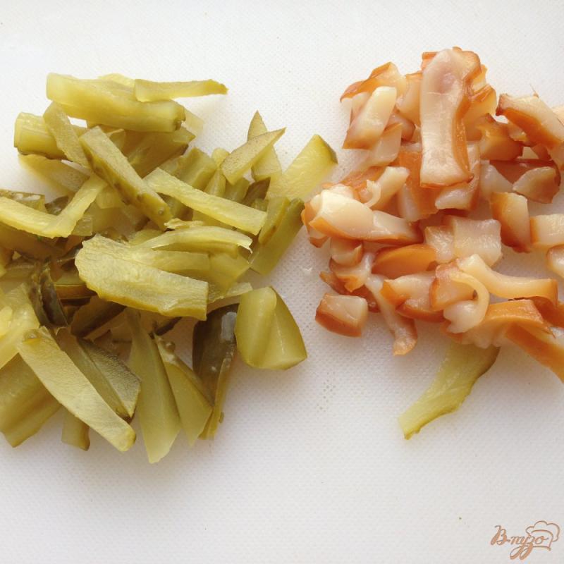 Фото приготовление рецепта: Салат с копчеными кальмарами шаг №3