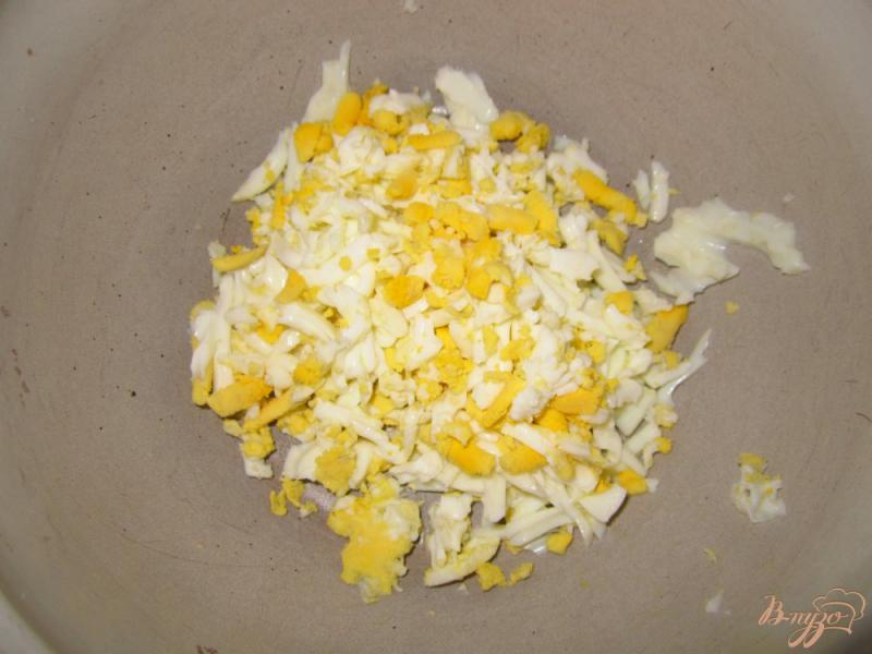 Фото приготовление рецепта: Салат с рисом, копчеными сосисками и маринованным луком шаг №4