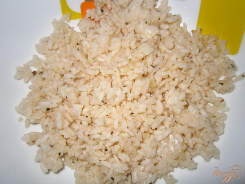 Фото приготовление рецепта: Салат с рисом, копчеными сосисками и маринованным луком шаг №3