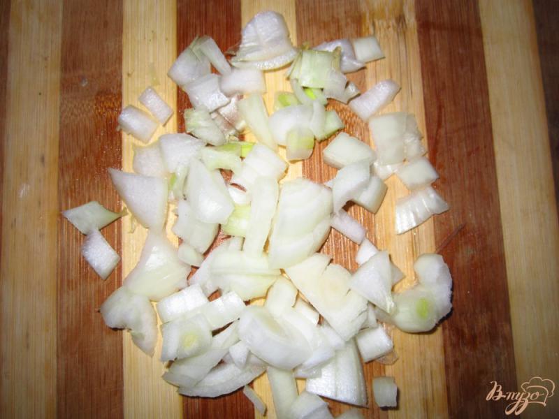 Фото приготовление рецепта: Салат с рисом, копчеными сосисками и маринованным луком шаг №1