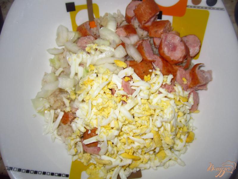 Фото приготовление рецепта: Салат с рисом, копчеными сосисками и маринованным луком шаг №6