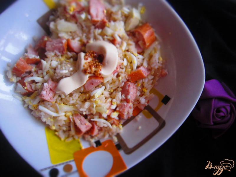 Фото приготовление рецепта: Салат с рисом, копчеными сосисками и маринованным луком шаг №7