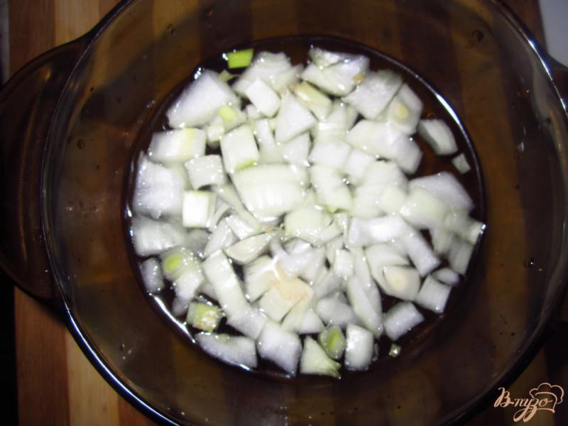 Фото приготовление рецепта: Салат с рисом, копчеными сосисками и маринованным луком шаг №2