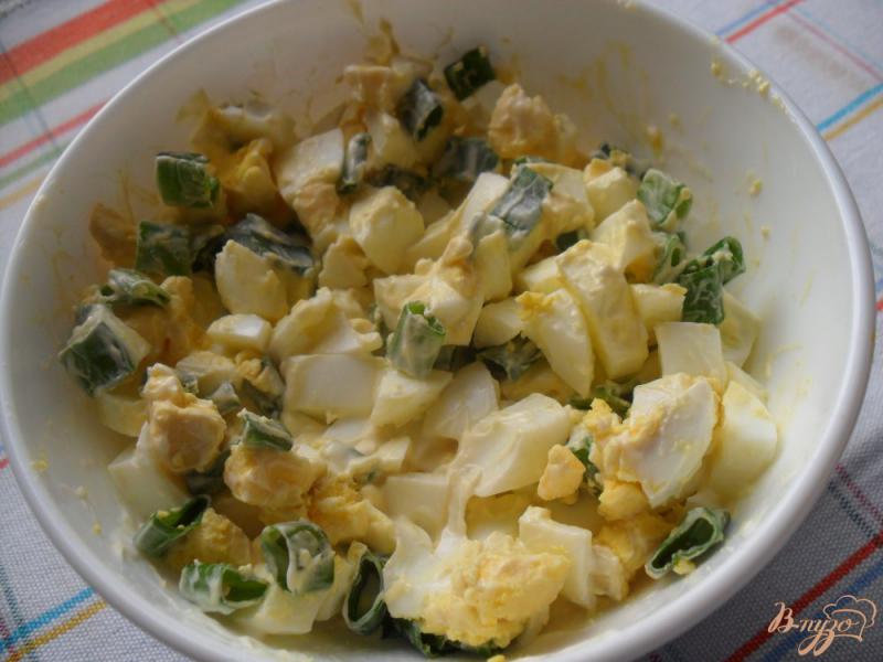 Фото приготовление рецепта: Салат из яиц и зеленого лука шаг №4